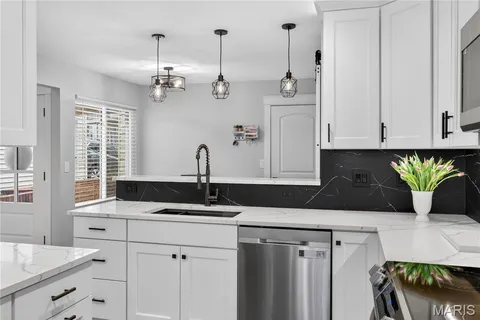 $415,000 | 1842 Ridgeview Cir Drive, Ballwin, MO 63021