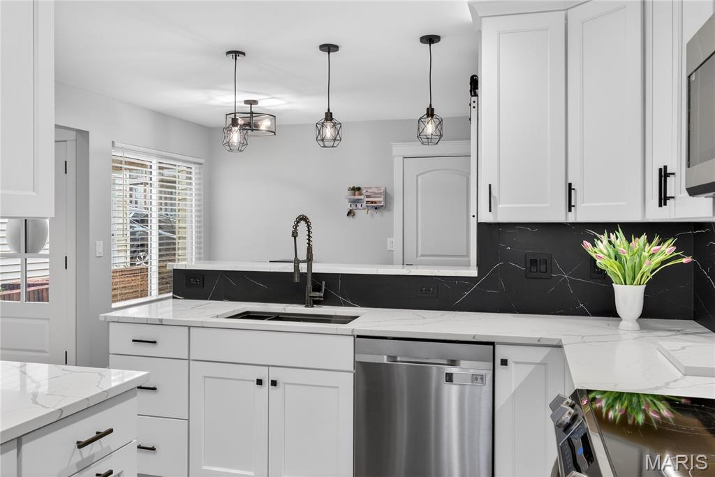 1842 Ridgeview Cir Drive Ballwin, MO 63021 - Photo 4 of 38