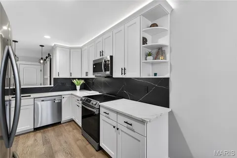 $415,000 | 1842 Ridgeview Cir Drive, Ballwin, MO 63021