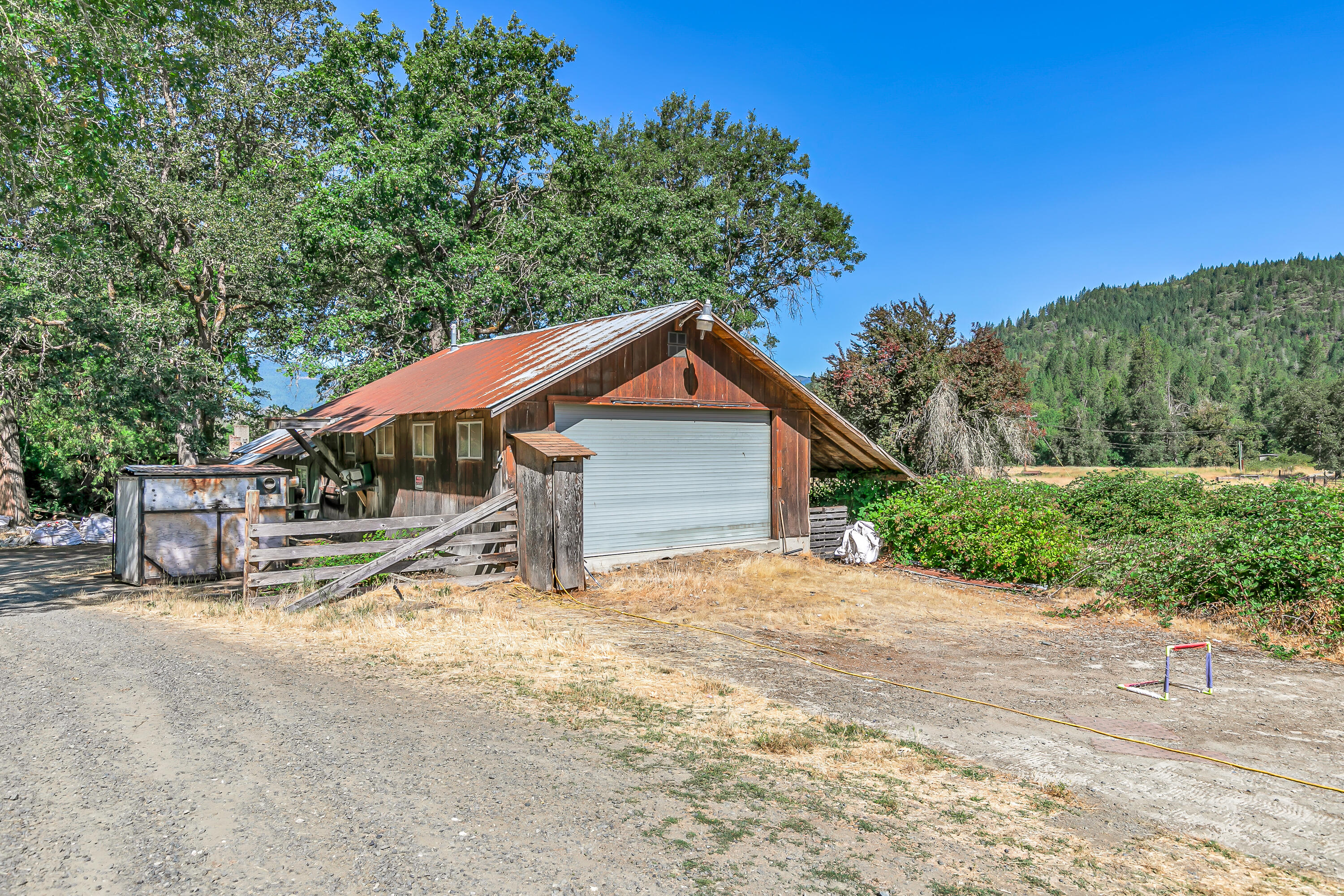 9820 East Evans Creek Road Rogue River, OR 97537 - Photo 17 of 58 9R9A5568