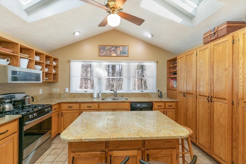 58 Oakcrest Circle Methuen, MA 01844 - Photo 3 of 41