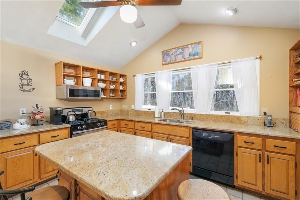 58 Oakcrest Circle Methuen, MA 01844 - Photo 4 of 41