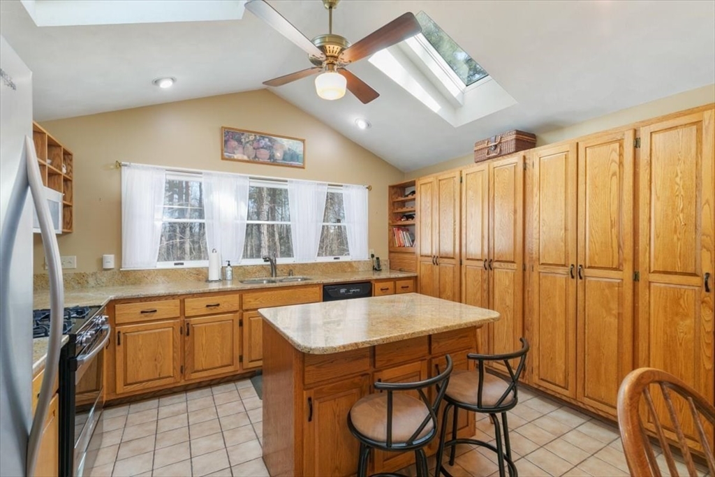 58 Oakcrest Circle Methuen, MA 01844 - Photo 5 of 41