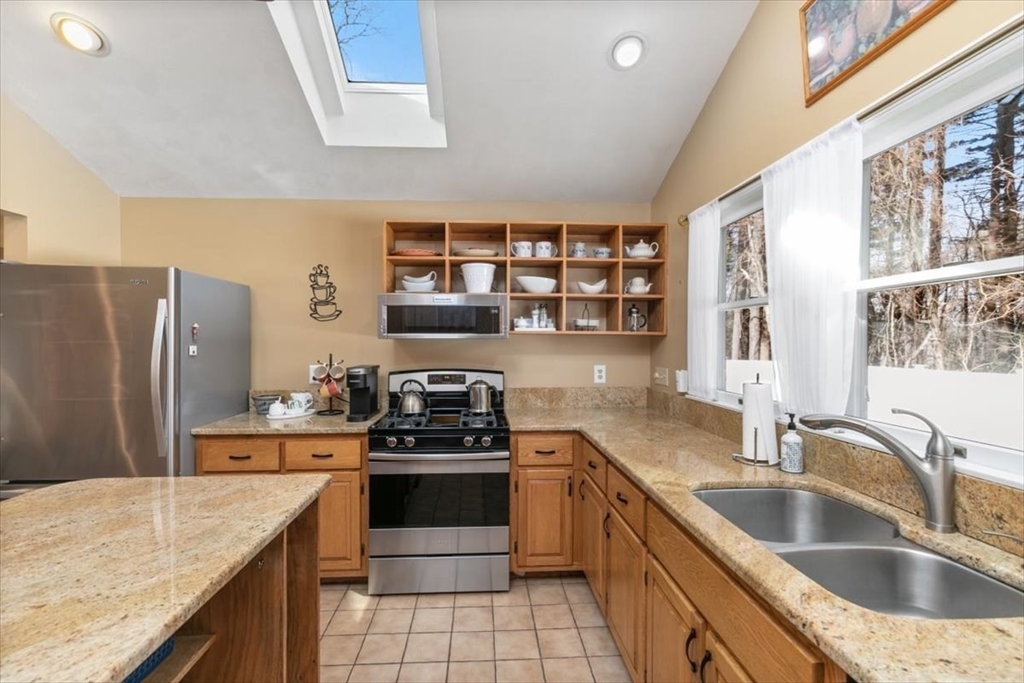 58 Oakcrest Circle Methuen, MA 01844 - Photo 6 of 41