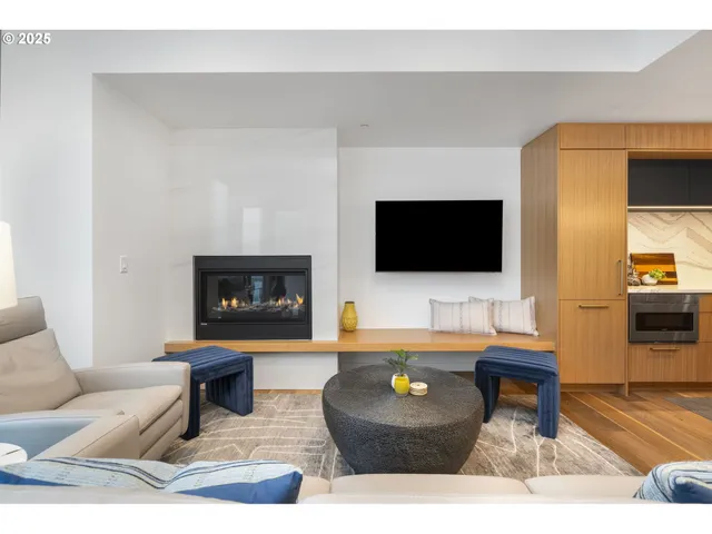 $1,295,000 | 590 Waterfront Way, Unit 604, Vancouver, WA 98660