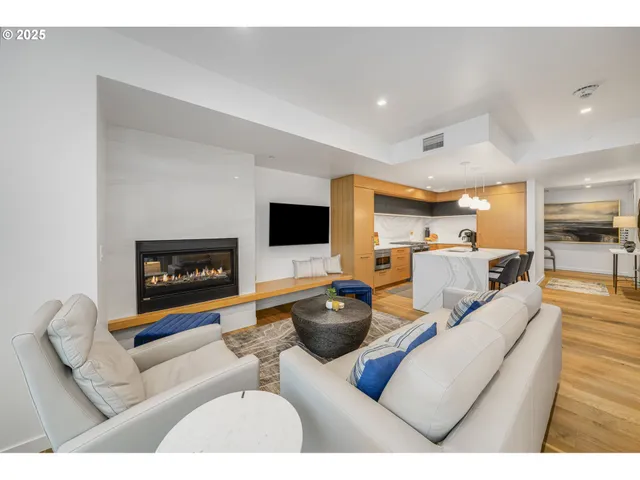 $1,295,000 | 590 Waterfront Way, Unit 604, Vancouver, WA 98660