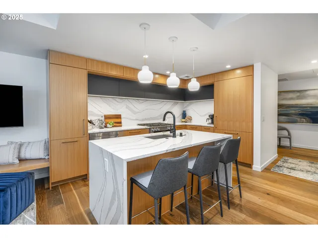 $1,295,000 | 590 Waterfront Way, Unit 604, Vancouver, WA 98660