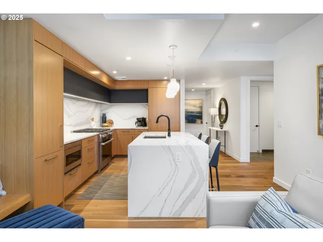 $1,295,000 | 590 Waterfront Way, Unit 604, Vancouver, WA 98660