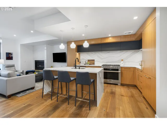 $1,295,000 | 590 Waterfront Way, Unit 604, Vancouver, WA 98660