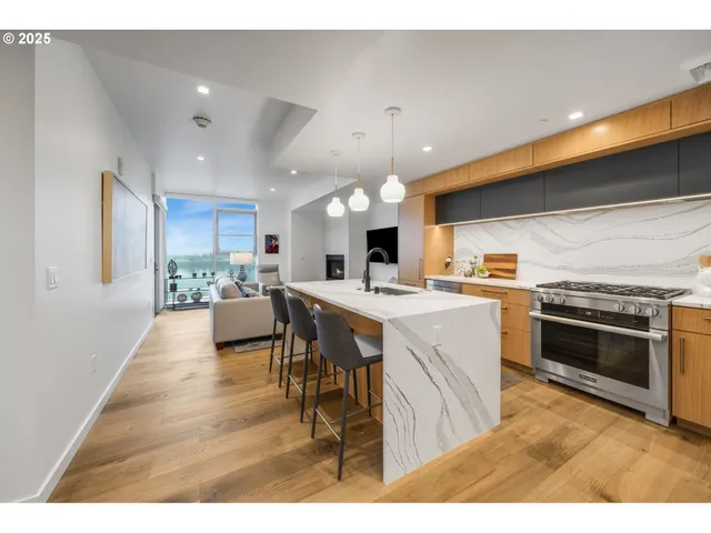 $1,295,000 | 590 Waterfront Way, Unit 604, Vancouver, WA 98660