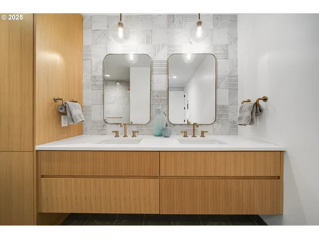 $1,295,000 | 590 Waterfront Way, Unit 604, Vancouver, WA 98660