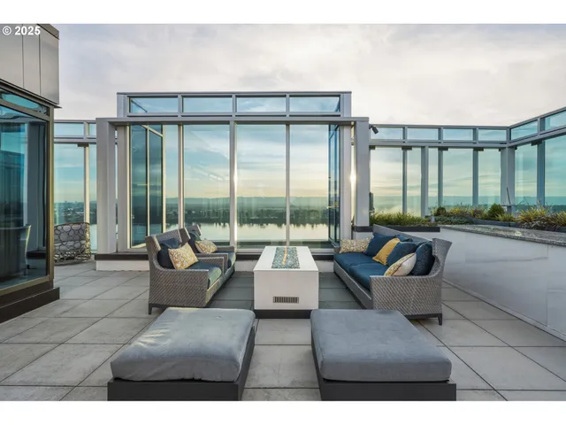 $1,295,000 | 590 Waterfront Way, Unit 604, Vancouver, WA 98660