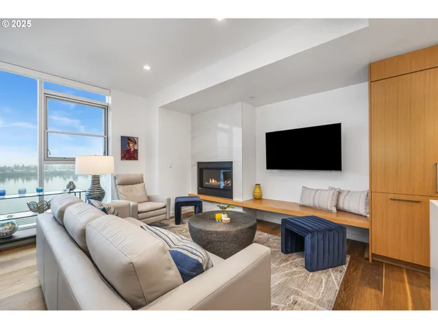 $1,295,000 | 590 Waterfront Way, Unit 604, Vancouver, WA 98660