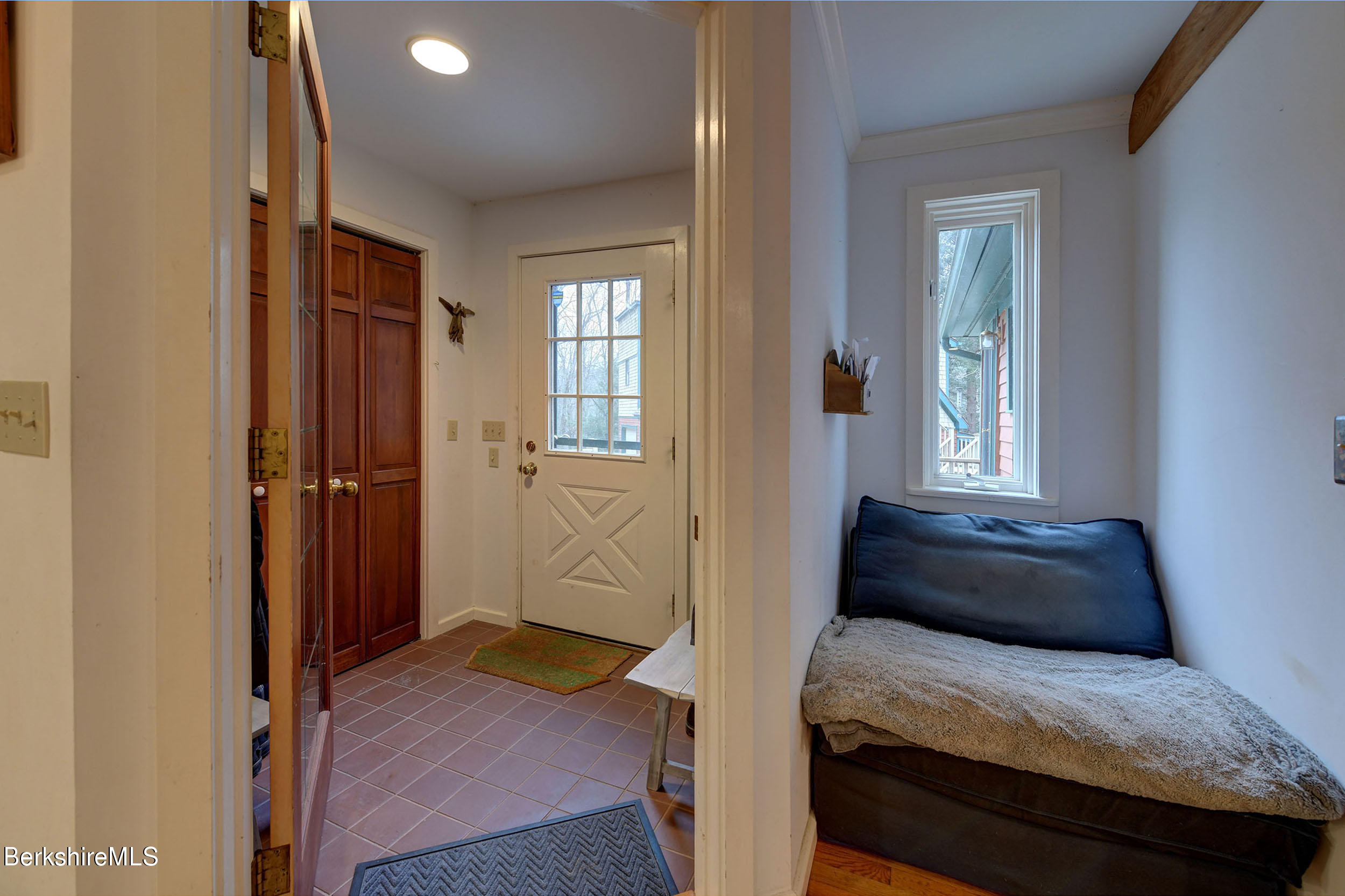 4 Robin Road West Stockbridge, MA 01236 - Photo 5 of 42 5-Entryway amp; Cove