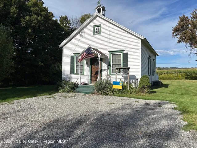 a view of a house with backyard