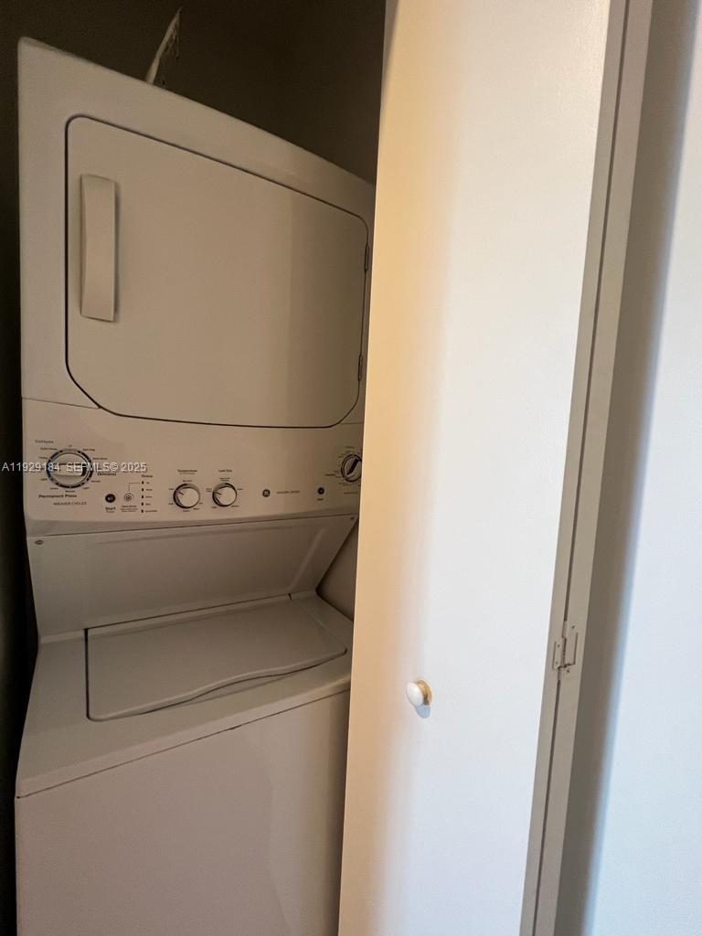 55 Southwest 9th Street, Unit 4205 Miami, FL 33130 - Photo 15 of 37 a utility room with dryer and washer