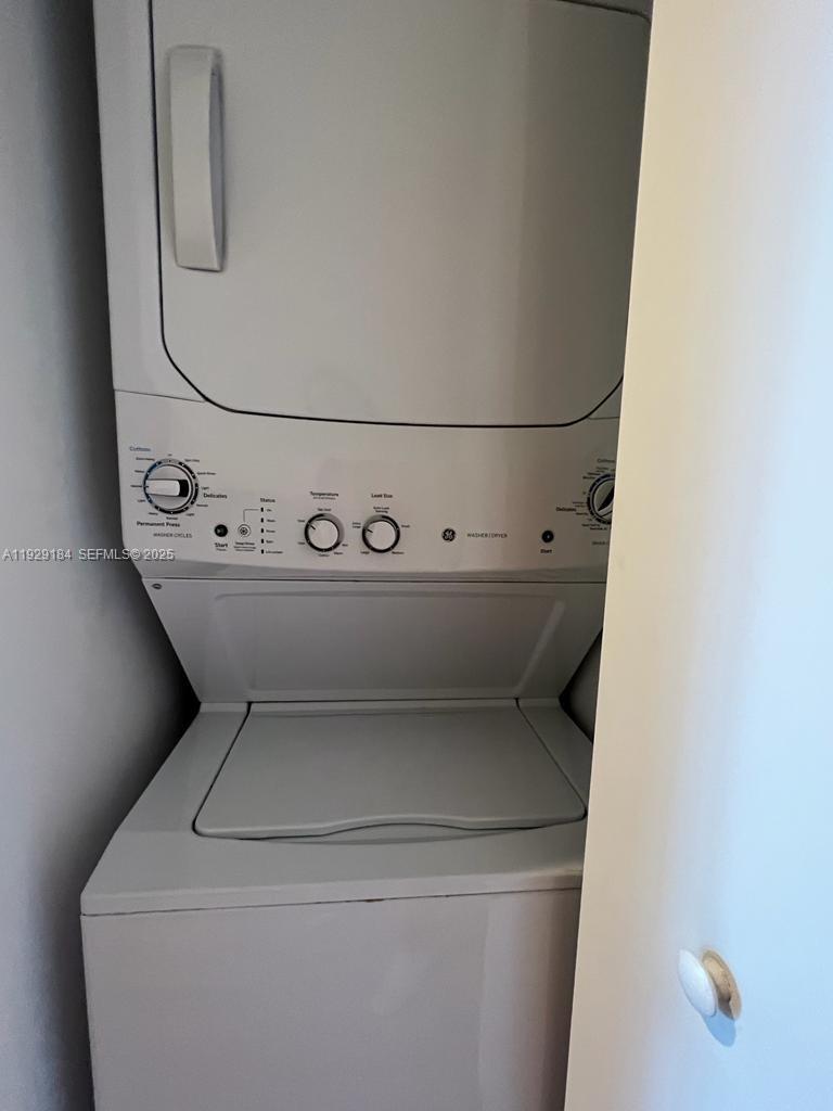 55 Southwest 9th Street, Unit 4205 Miami, FL 33130 - Photo 37 of 37 a utility room with dryer and washer