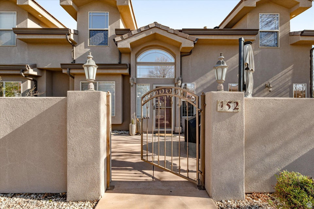 345 North 2450th Street East, Unit 152 St. George, UT 84790 - Photo 3 of 40 View of front of house featuring a gate, a fenced front yard, and stucco siding