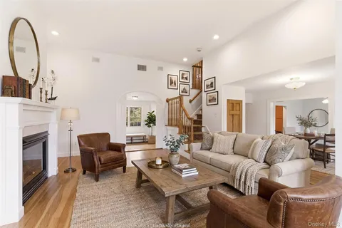 $1,550,000 | 2 West Oak Hill Drive, Oyster Bay, NY 11771