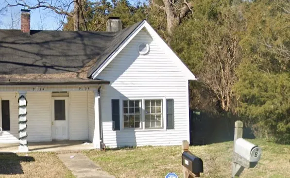 a view of a house with backyard