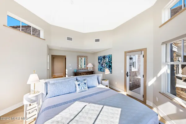 a en suite bathroom with a double vanity sink and a mirror