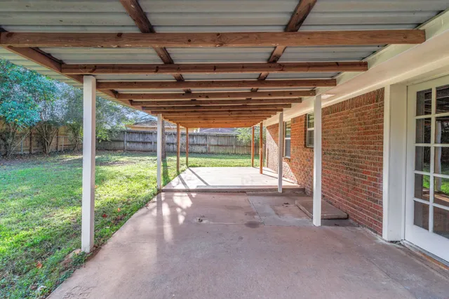 a view of a backyard