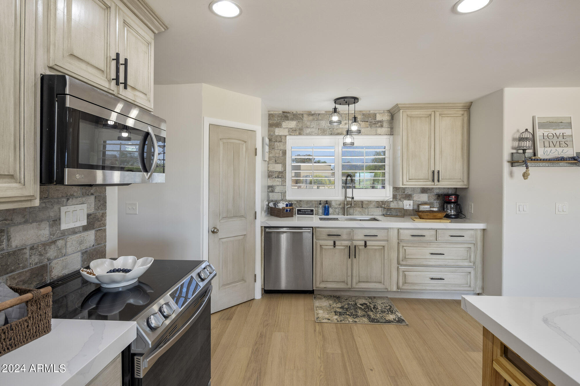 1505 East Cloud Road Phoenix, AZ 85086 - Photo 4 of 34 D46A3239