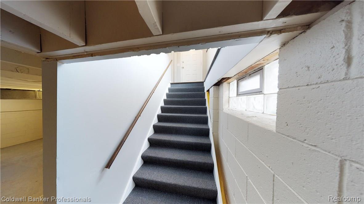 5214 Drayton Road Clarkston, MI 48346 - Photo 21 of 31 stairway up from basement.jpg