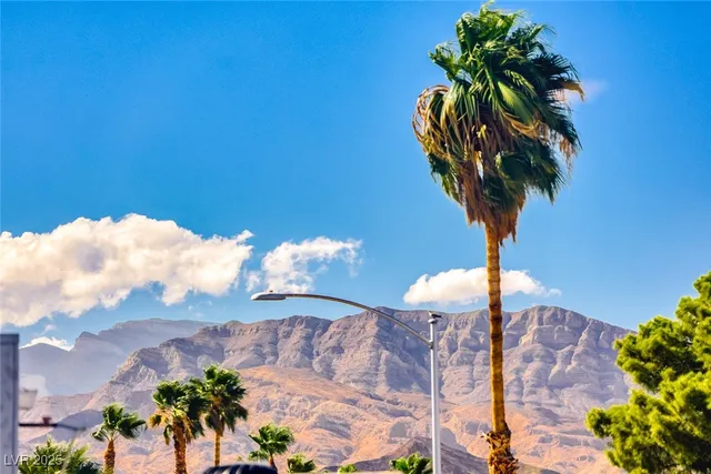 $519,500 | 6705 West Shallow Creek Court, Las Vegas, NV 89108