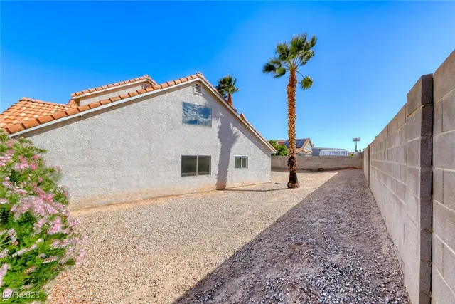 $519,500 | 6705 West Shallow Creek Court, Las Vegas, NV 89108