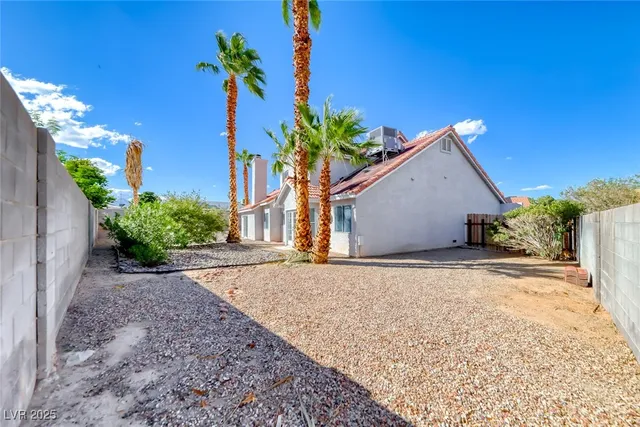 $519,500 | 6705 West Shallow Creek Court, Las Vegas, NV 89108