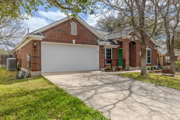 a view of a yard in front of house