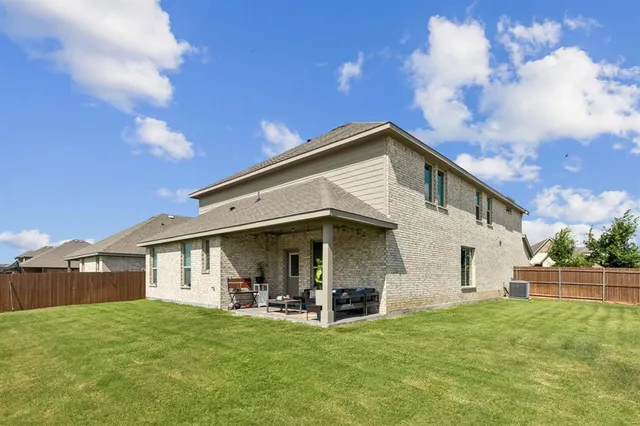 a view of a house with backyard