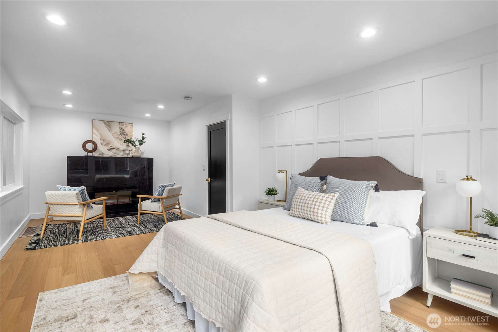 1014 4th Avenue North Seattle, WA 98109 - Photo 22 of 40 a bed room with a bed and a television