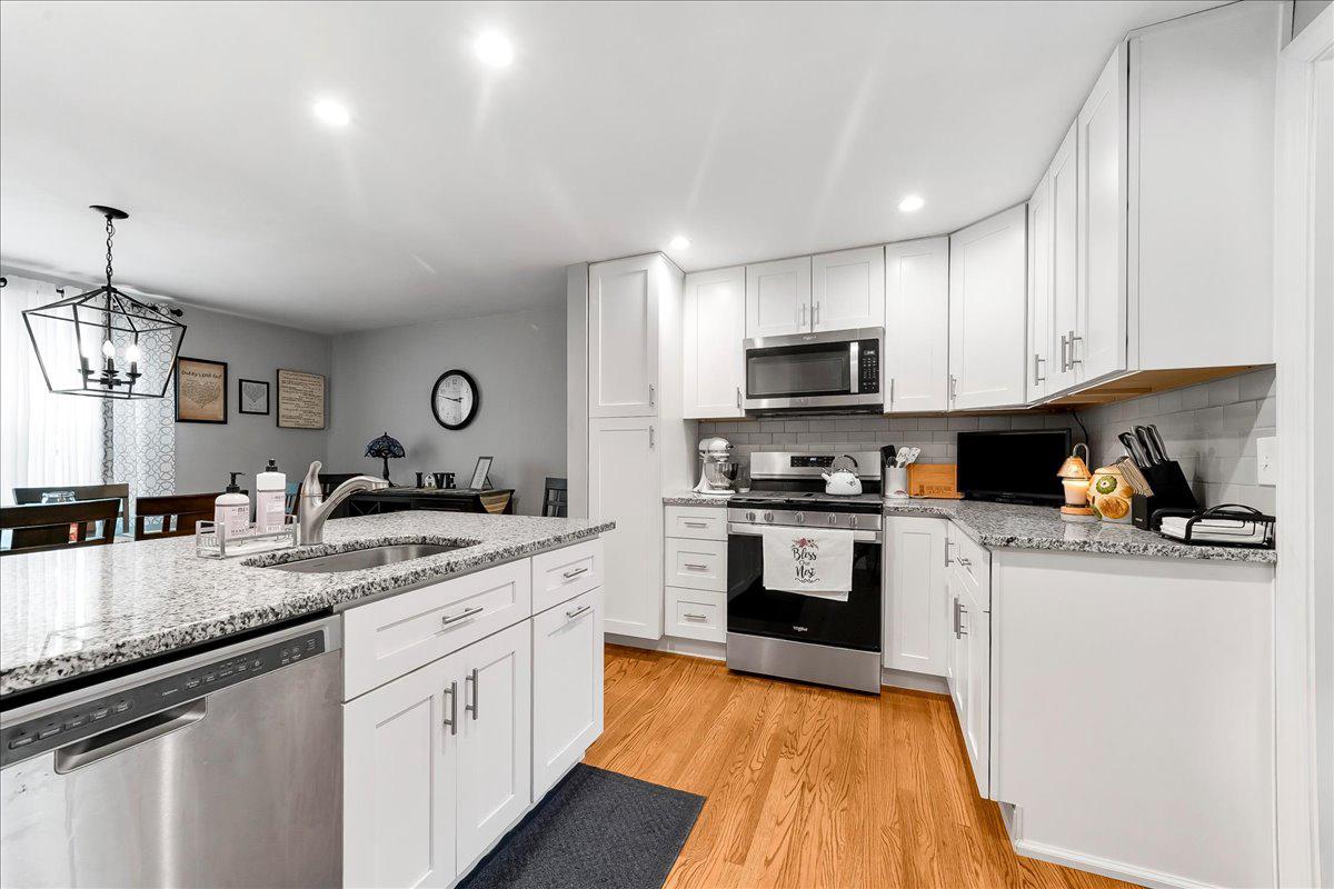 345 Holt Lane Springfield, PA 19064 - Photo 8 of 38 Modern updated kitchen