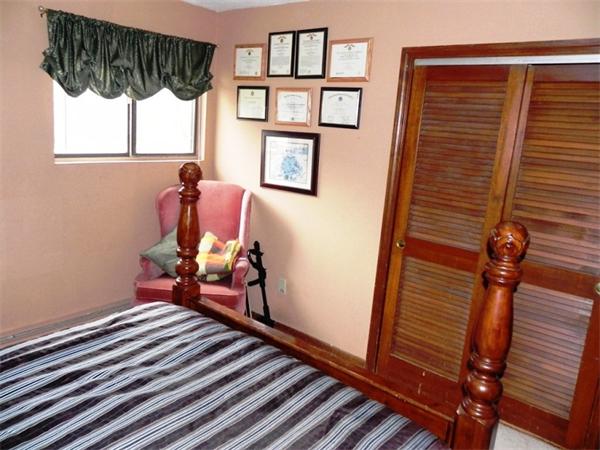 130 8 Briarcliff Road, Unit 1 Raynham, MA 02767 - Photo 9 of 13 a living room with furniture and a window