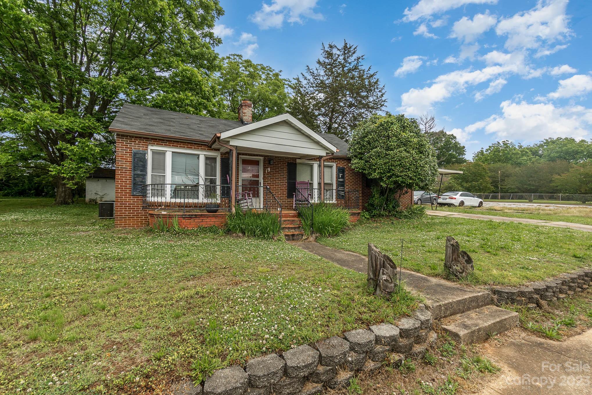 19 Union Street Maiden, NC 28650 - Photo 2 of 29 a front view of a house with garden