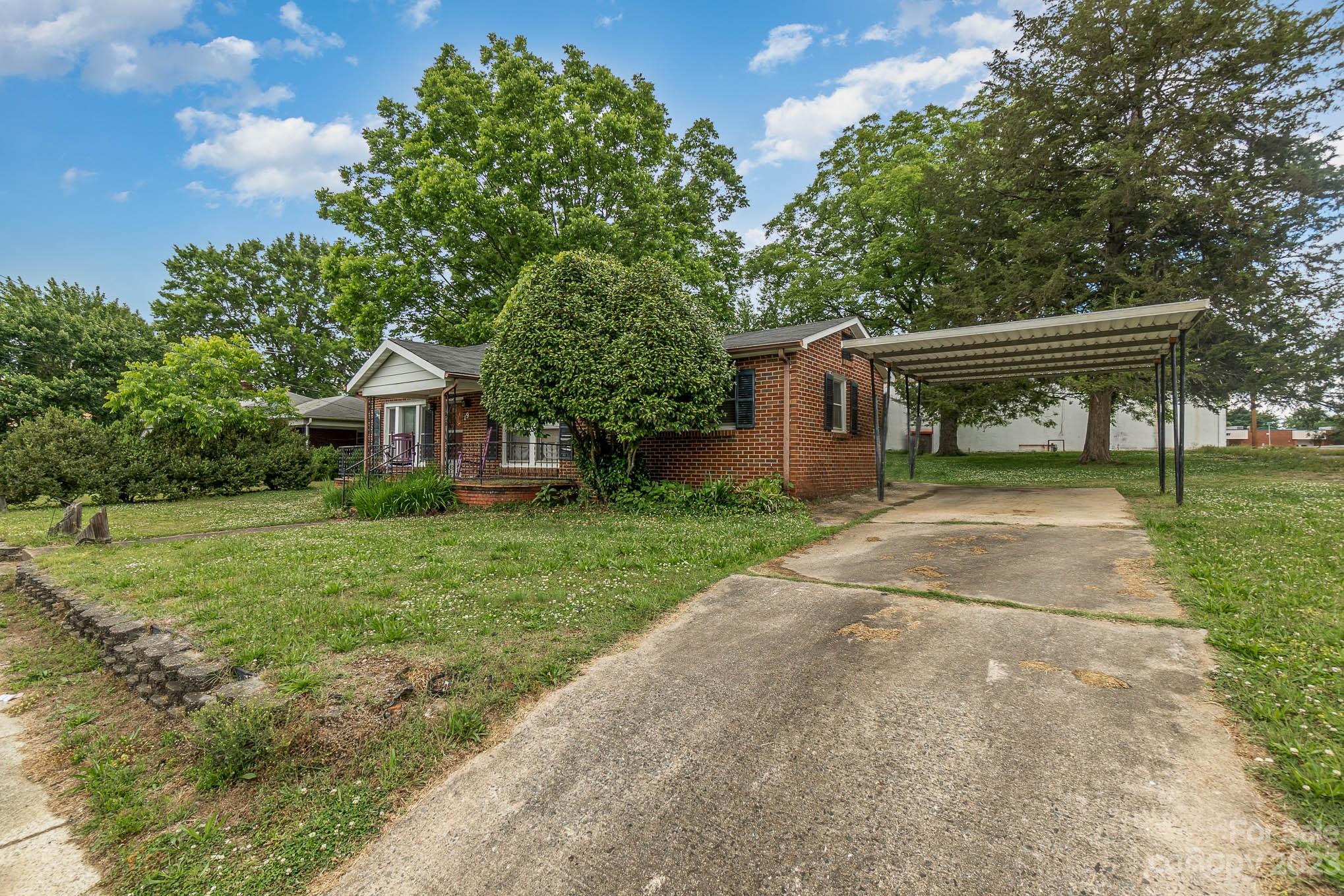 19 Union Street Maiden, NC 28650 - Photo 3 of 29 a front view of a house with garden