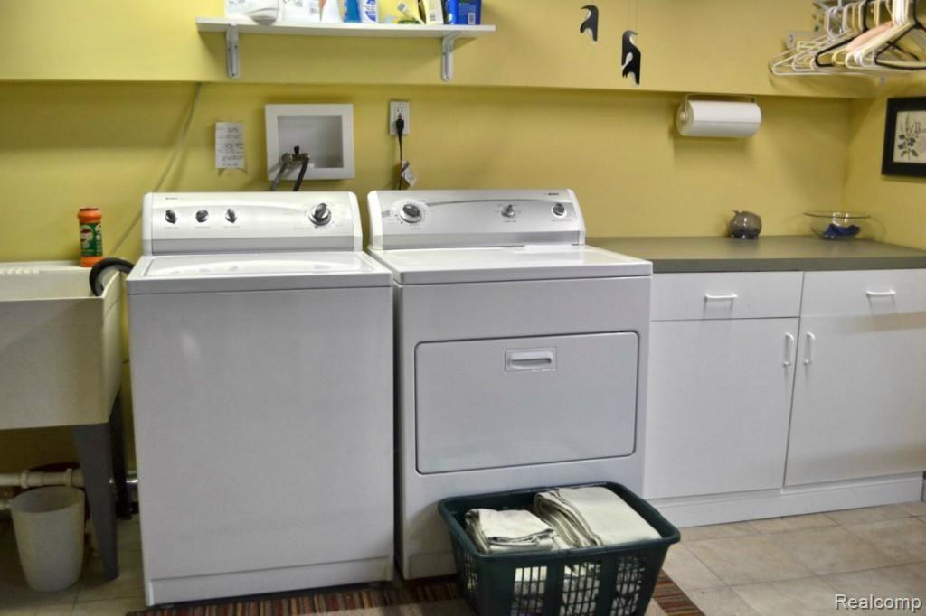 16252 Reedmere Avenue Franklin, MI 48025 - Photo 28 of 35 Cheerful Laundry Room