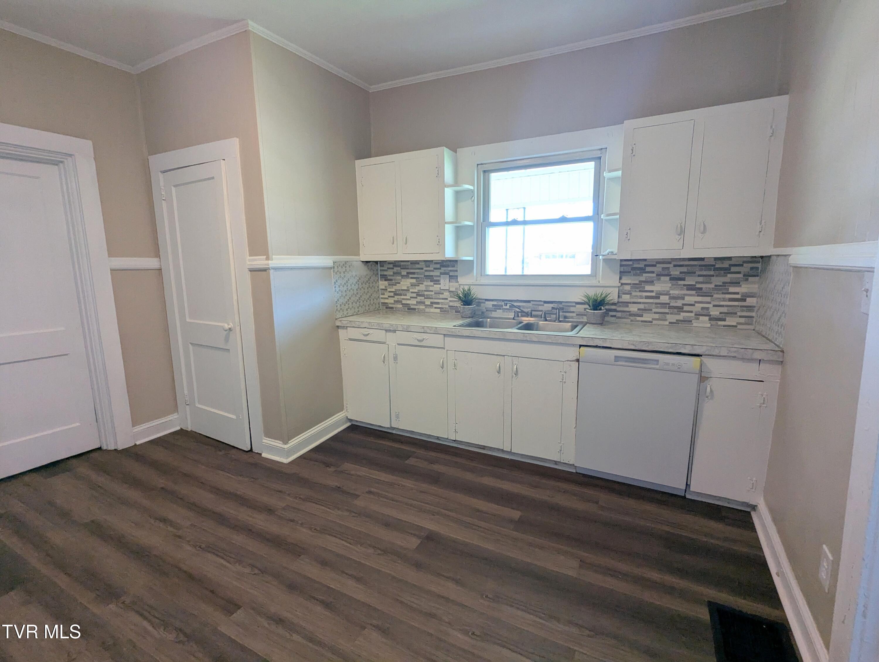 900 Grover Street Johnson City, TN 37601 - Photo 13 of 18 PXL_20250807_143859191.MP~2