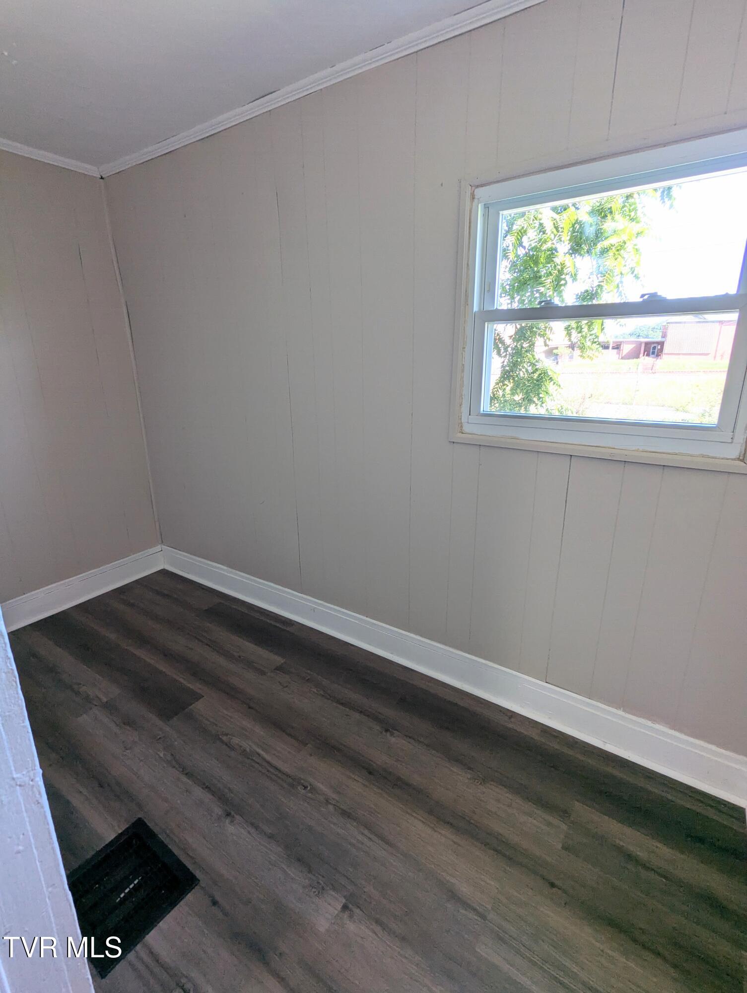 900 Grover Street Johnson City, TN 37601 - Photo 16 of 18 PXL_20250807_143125558.MP~2