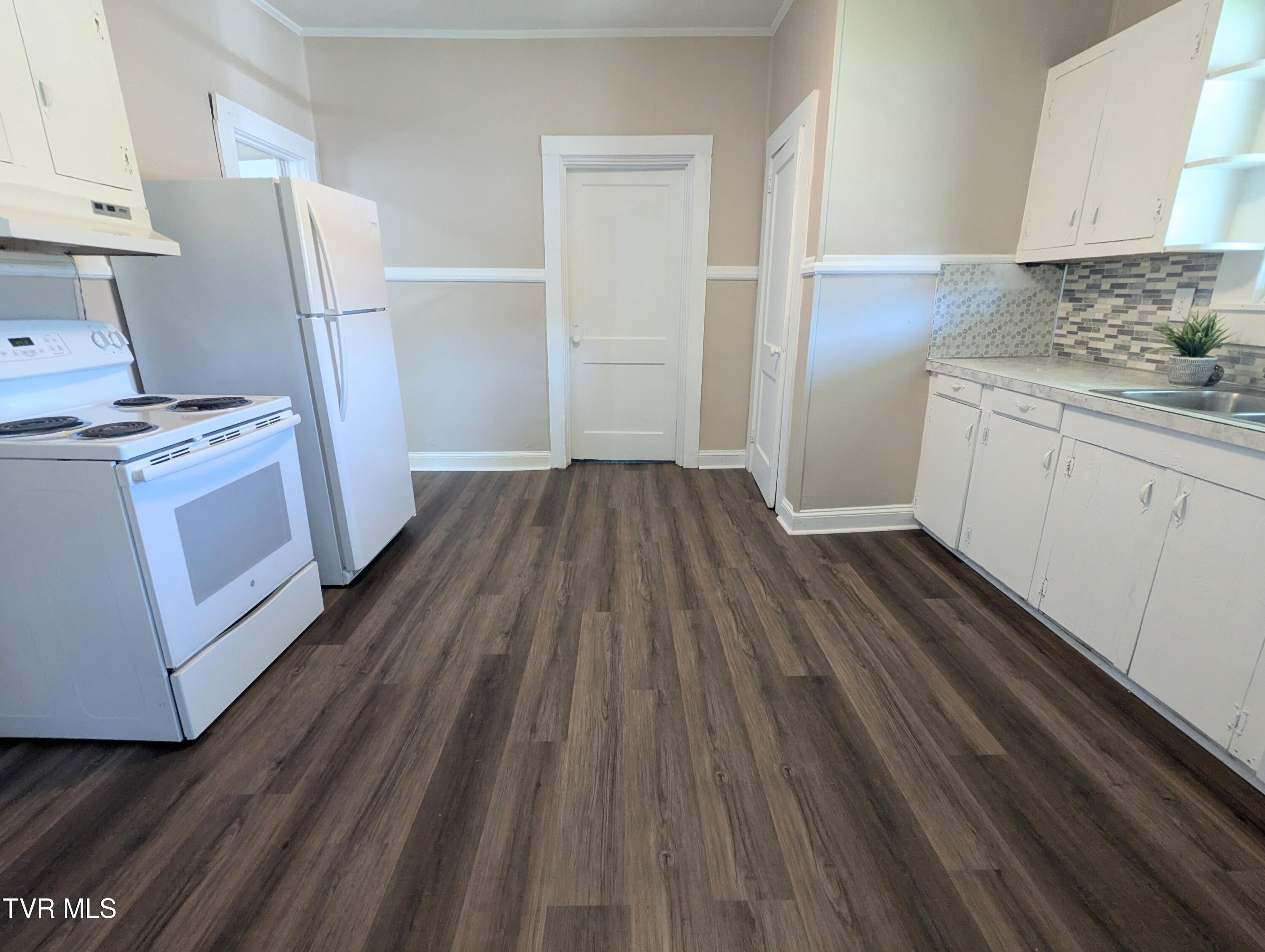 900 Grover Street Johnson City, TN 37601 - Photo 3 of 18 PXL_20250807_143841834.MP~2