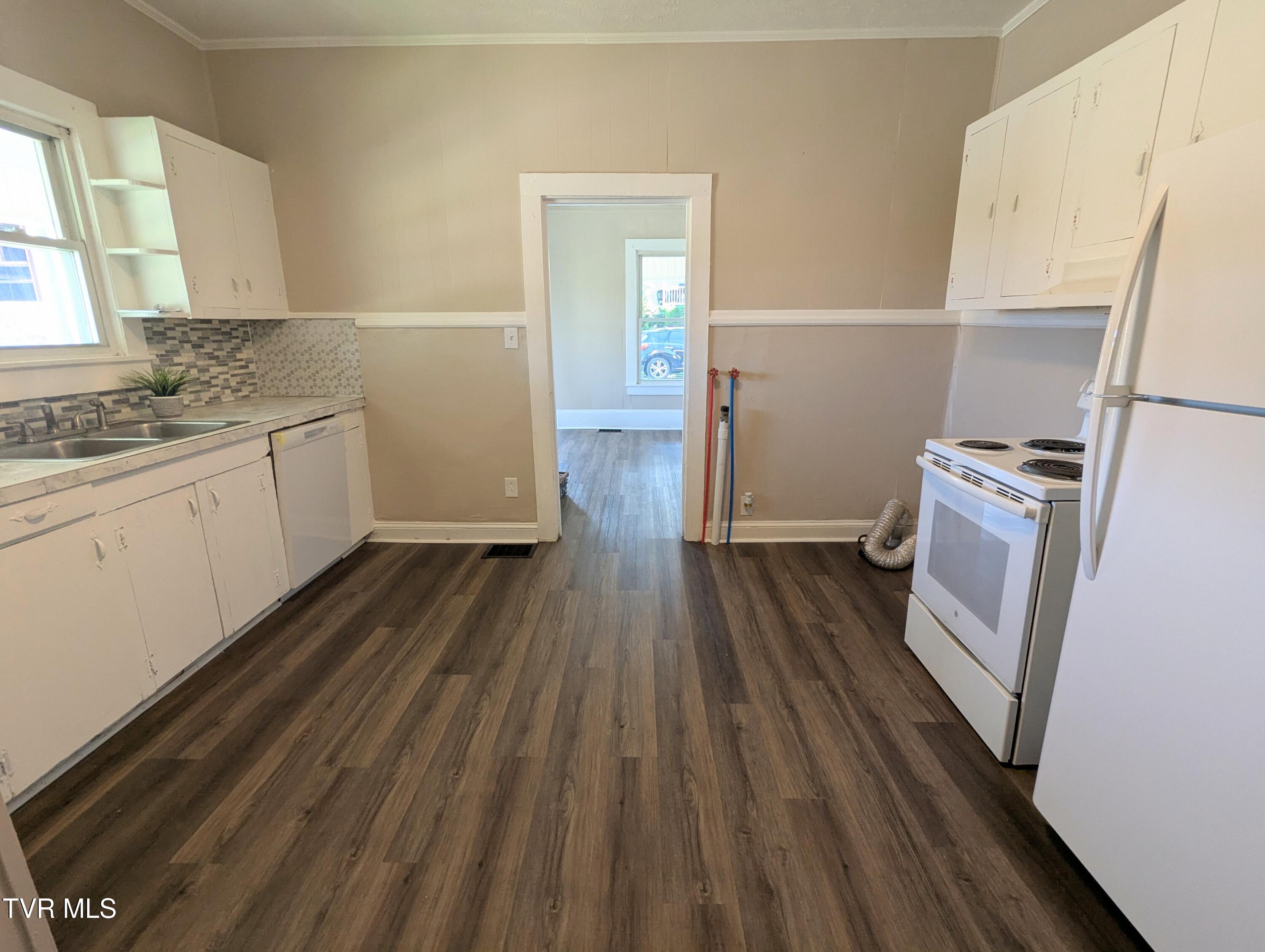 900 Grover Street Johnson City, TN 37601 - Photo 4 of 18 PXL_20250807_143924849.MP~2