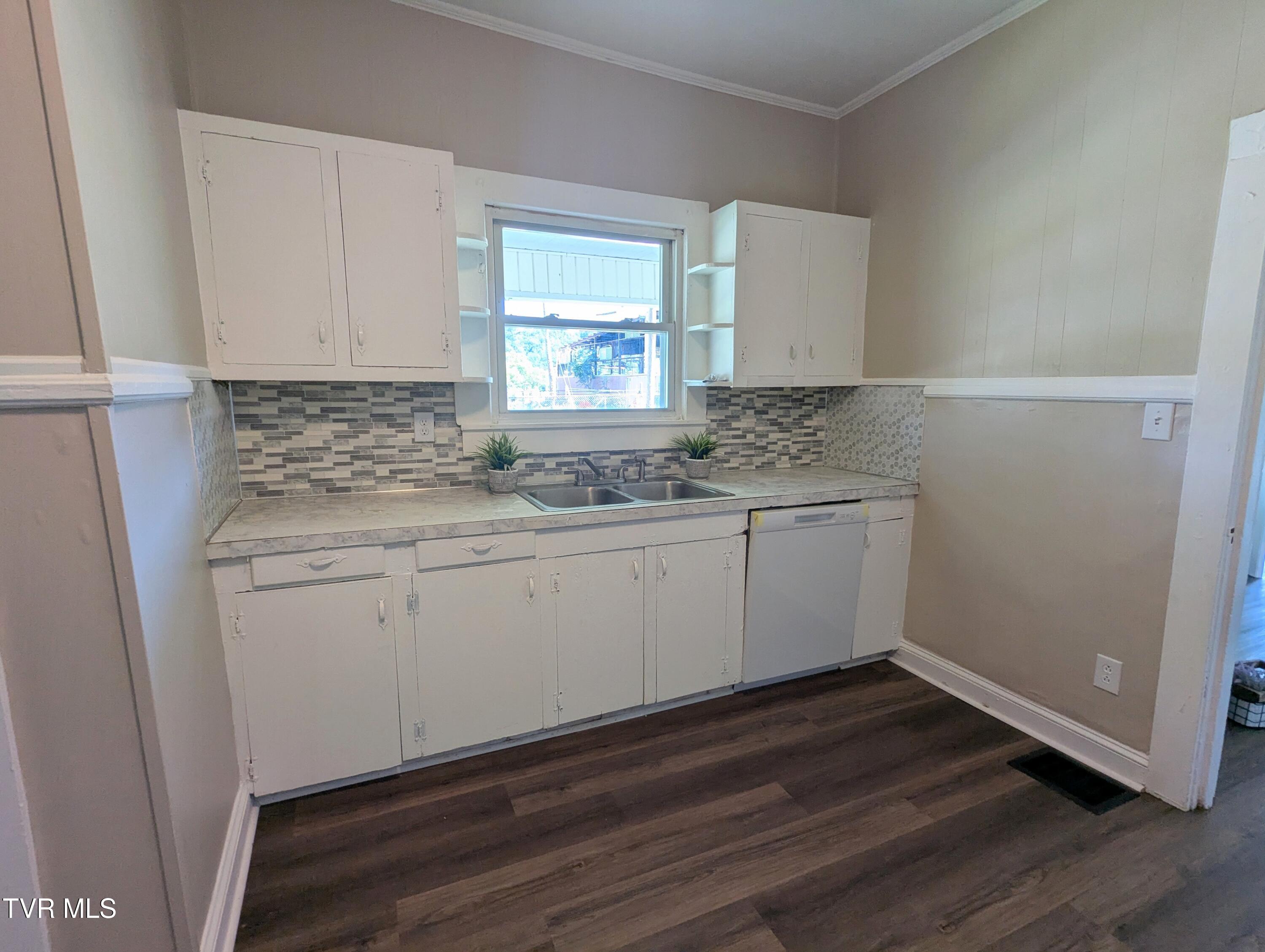 900 Grover Street Johnson City, TN 37601 - Photo 8 of 18 PXL_20250807_143929122.MP~2