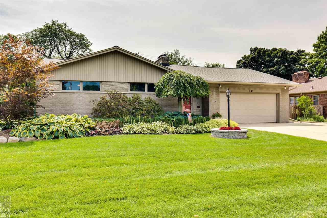 641 Roslyn Road Grosse Pointe Woods, MI 48236 - Photo 1 of 27
