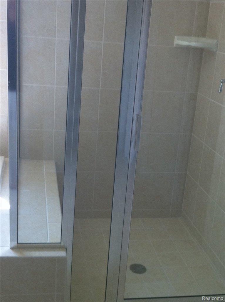 3690 Hogan Circle Rochester, MI 48307 - Photo 14 of 17 Master Shower
