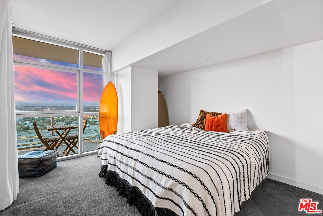 13700 Marina Pointe Drive, Unit 1520 Marina del Rey, CA 90292 - Photo 12 of 64 a bedroom with a bed and a window