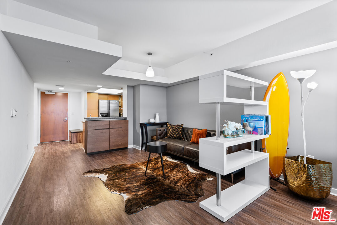 13700 Marina Pointe Drive, Unit 1520 Marina del Rey, CA 90292 - Photo 5 of 64 a living room with furniture and a wooden floor