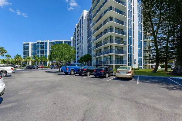 $2,800 | 1000 Parkview Drive, Unit 431, Hallandale Beach, FL 33009