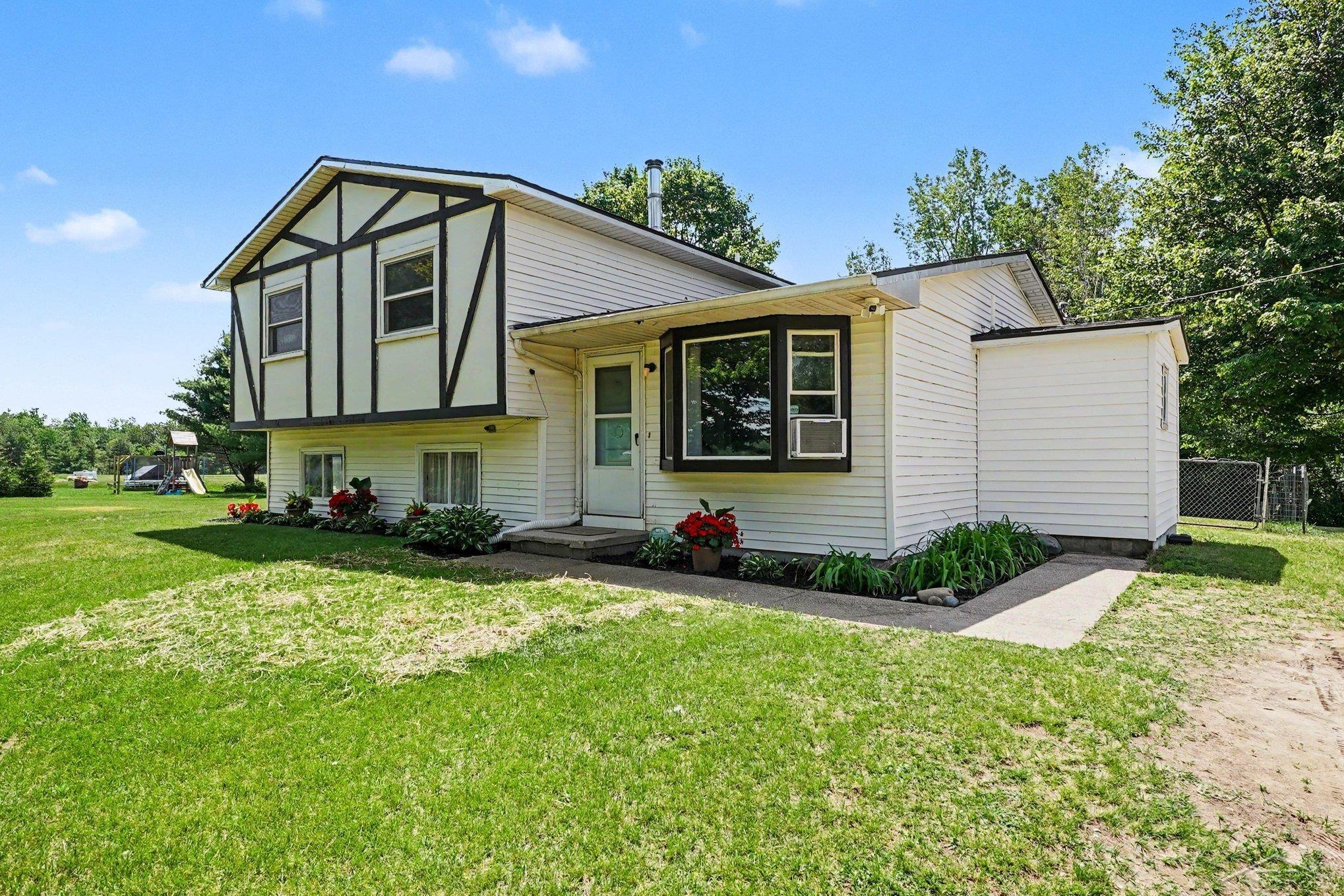 2424 East Shaffer Road Midland, MI 48642 - Photo 3 of 33